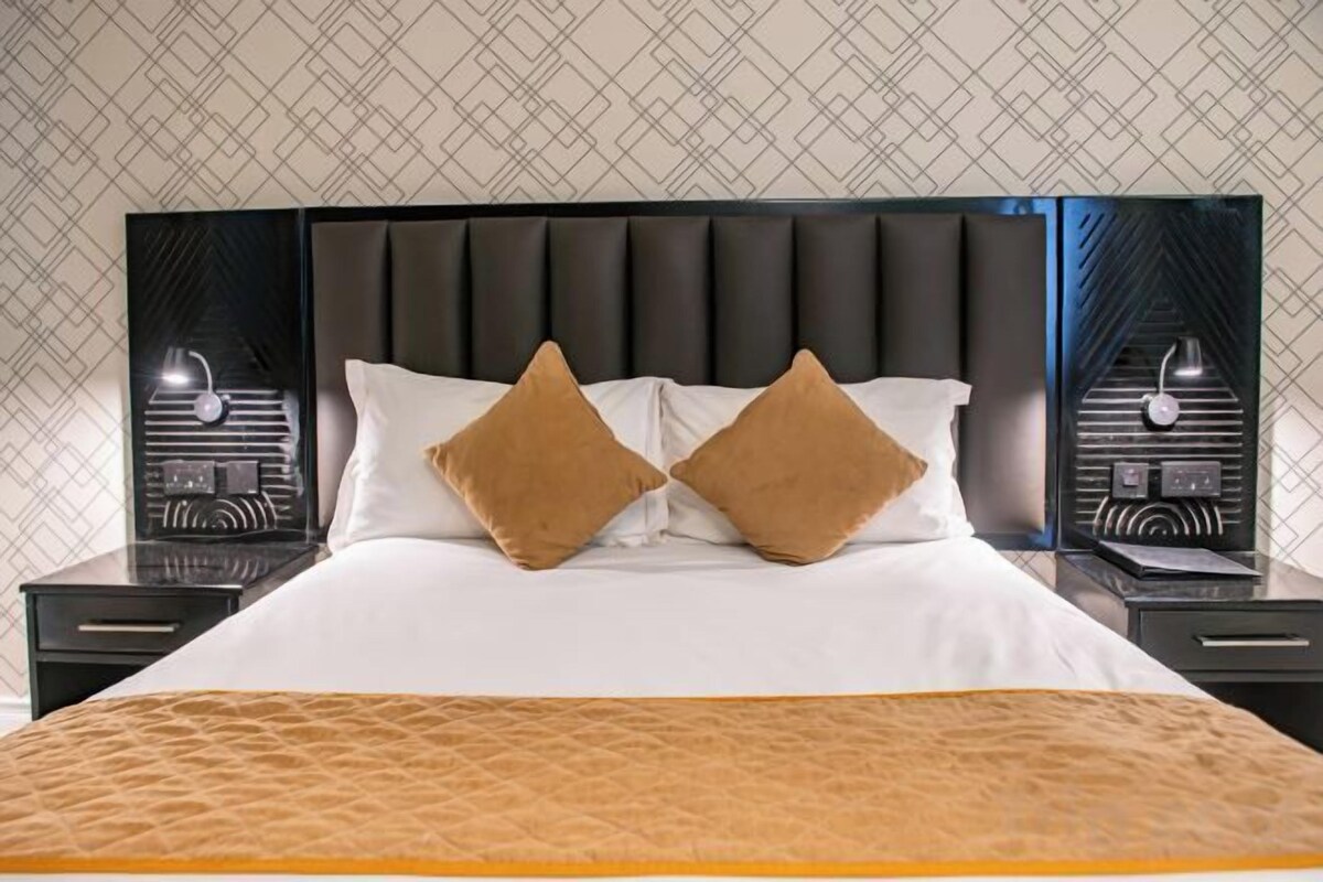 Minibar, in-room safe, desk, WiFi (free)