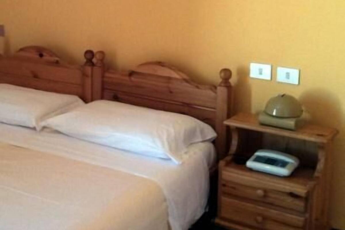 Standard Double Room | 2 bilik tidur, dilengkapkan perabot secara berasingan, meja