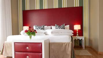 Luxe kamer | Een kluis op de kamer, een bureau, geluiddichte muren, gratis wifi