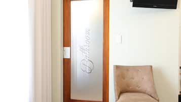 Standard Room | In-room safe, desk, soundproofing, free WiFi