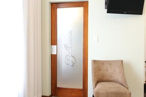 Standard Room | In-room safe, desk, soundproofing, free WiFi - Namib Guesthouse (Swakopmund)