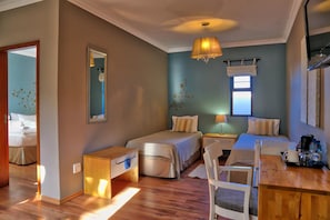 In-room safe, desk, soundproofing, free WiFi - Namib Guesthouse (Swakopmund)