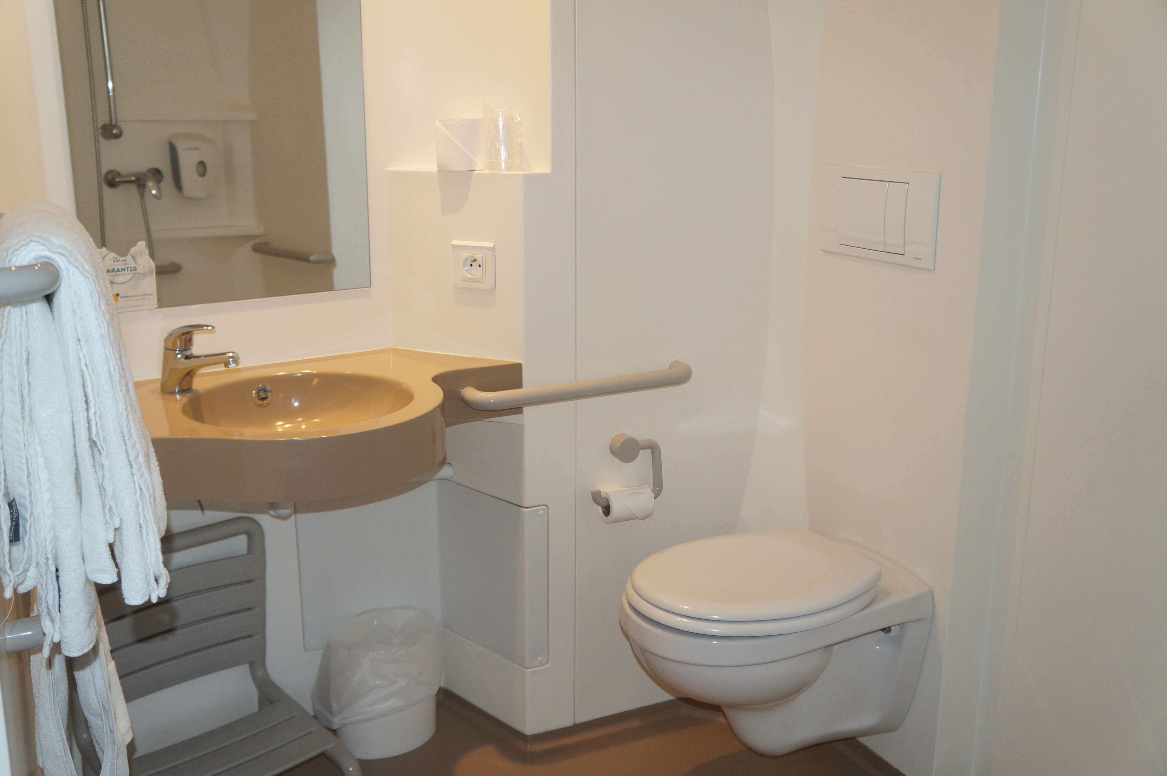 standard room, 1 double bed | bathroom | shower, eco-friendly toiletries, towels