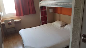 Een slaapkamer met een stapelbed, bureau en stoel, een rood gordijn en een plankunit.
