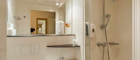 Dusche, umweltfreundliche Kosmetikartikel, Handtücher