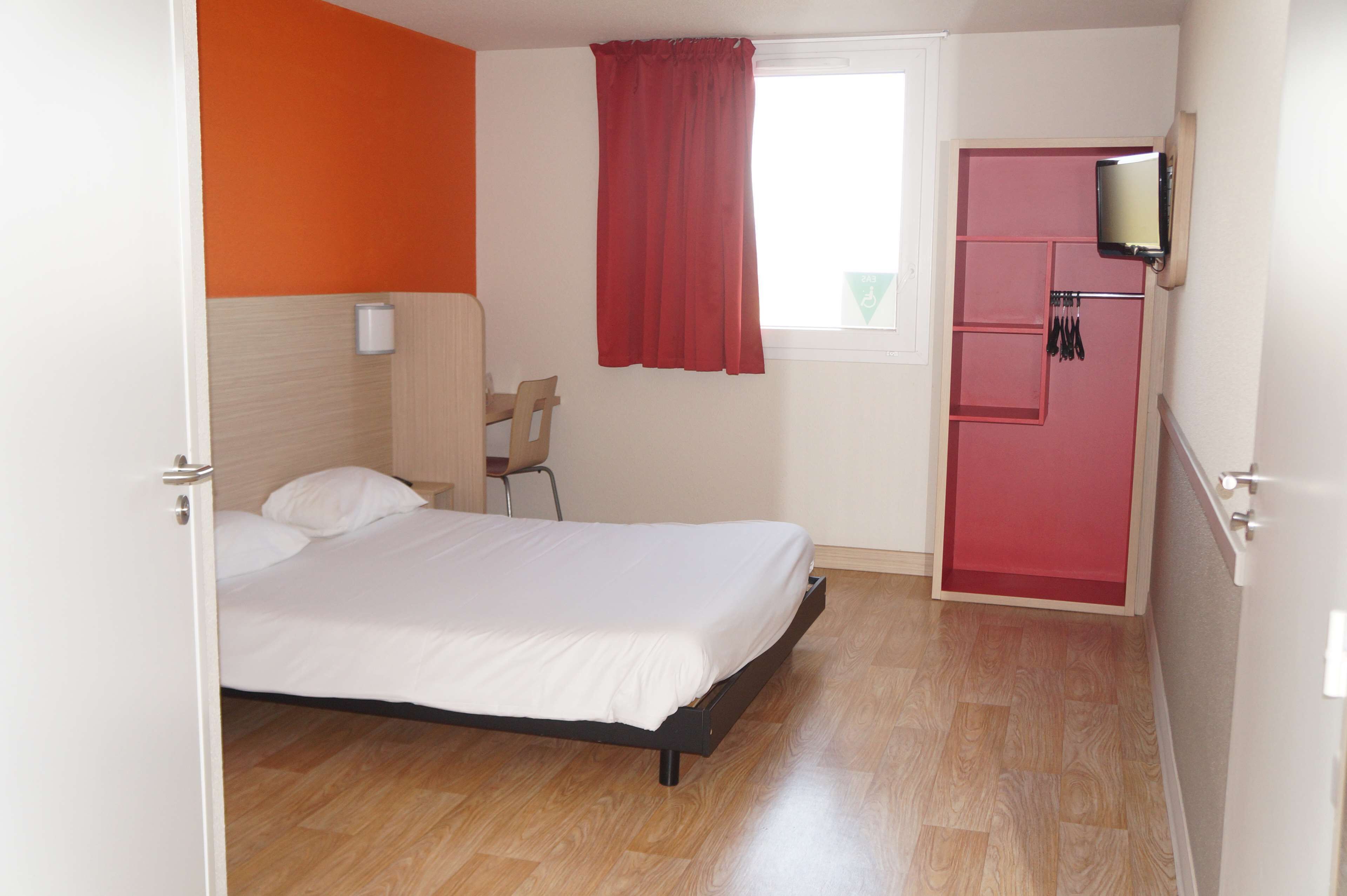 standard room, 1 double bed | desk, blackout curtains, soundproofing, free wifi