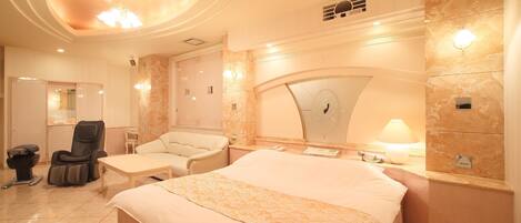 Sengetøy av topp kvalitet, dundyner, minibar og individuelt dekorert