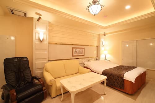 Premium bedding, down comforters, minibar, individually decorated