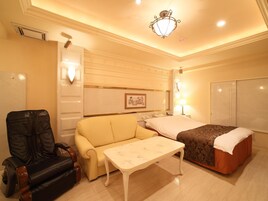 Premium bedding, down comforters, minibar, individually decorated