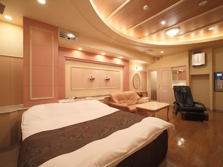 Premium bedding, down comforters, minibar, individually decorated