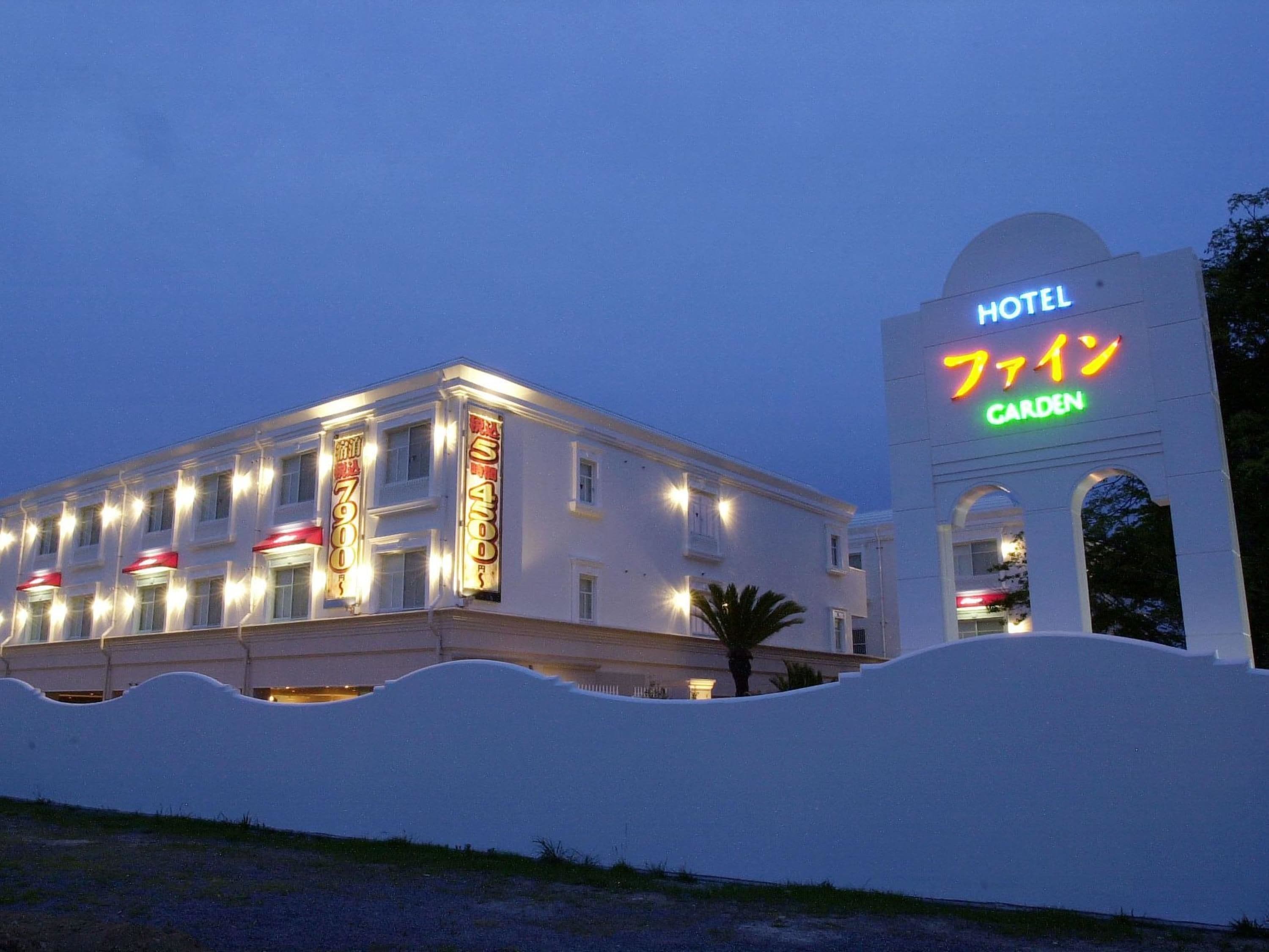 住宿正面 - 傍晚/夜晚