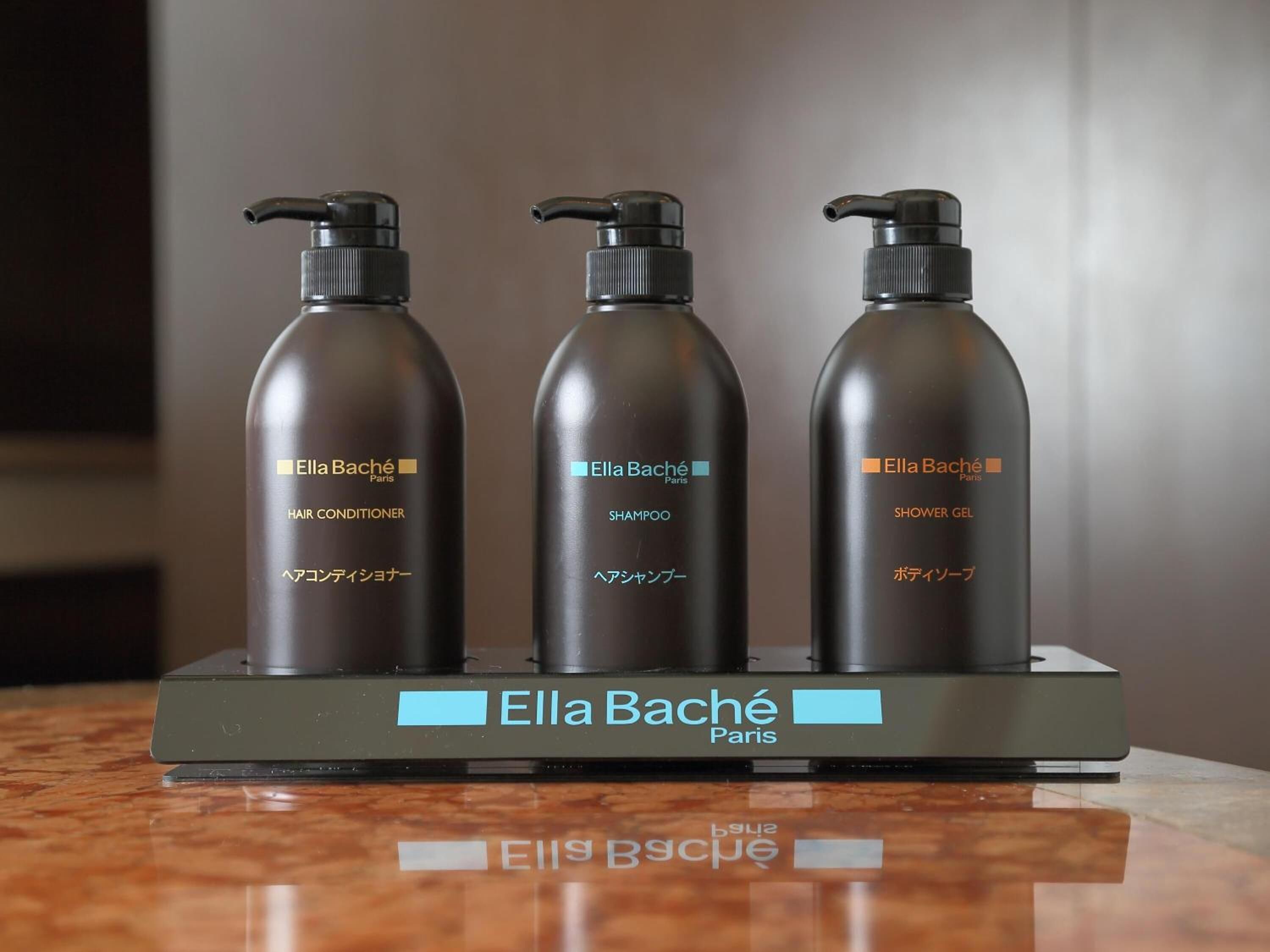 separate bathtub and shower, jetted bath, free toiletries, hair dryer