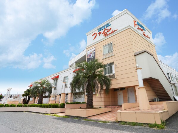 A hotel with a sign reading "Hotel Royal Fine Garden". - Fine Garden Sennboku (Sakai)