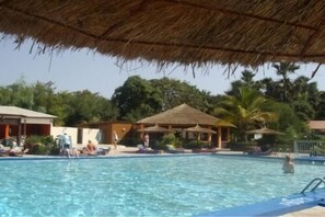 Piscine extérieure, parasols, chaises longues