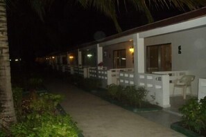 Fachada de la propiedad por la tarde o noche