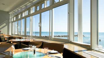 Déjeuner et dîner servis sur place, vue sur la mer