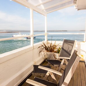 Tweepersoonskamer, balkon, uitzicht op haven | Hypoallergeen beddengoed, een bureau, een strijkplank/strijkijzer