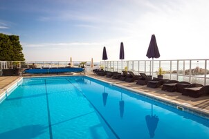 Piscina interna, piscina externa sazonal, espreguiçadeiras