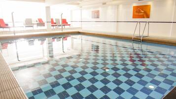 Kolam renang tertutup, kerusi lepak pantai