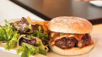 Phục vụ bữa tối, nhìn ra biển