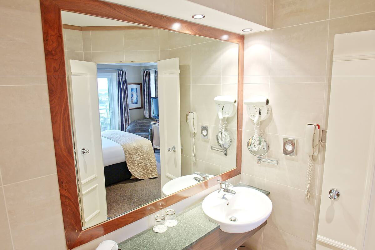 double room, balcony, harbour view | bathroom | combined shower/bathtub, designer toiletries, hair dryer, towels