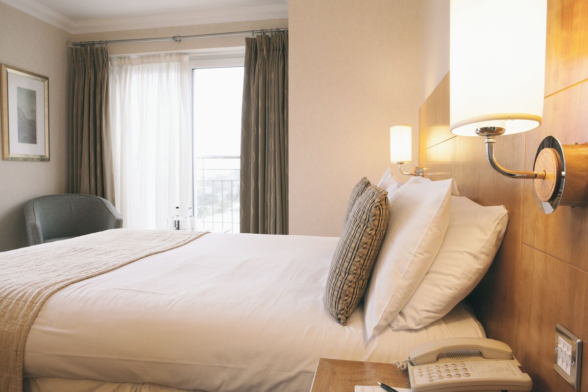 Desk, iron/ironing board (on request), cribs (surcharge), WiFi (free)