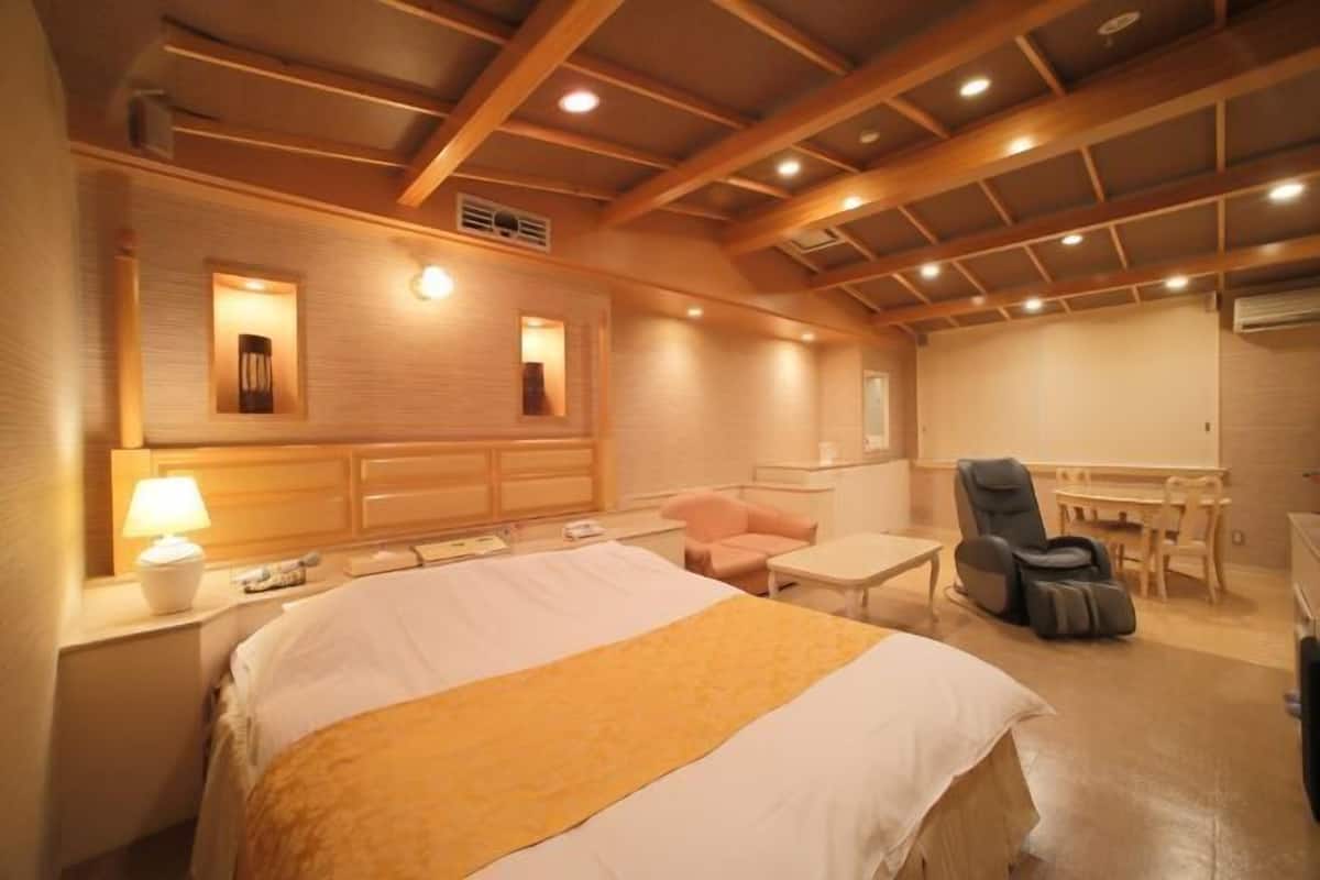 Down duvets, minibar, individually decorated, individually furnished