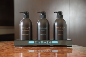 Drei Flaschen von Ella Bache Paris auf einer Arbeitsplatte.