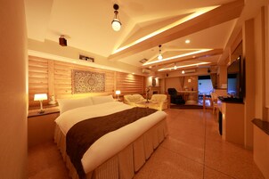 Standaard kamer, 1 kingsize bed (Couples Hotel) | Donsdekens, een minibar, individueel gedecoreerd