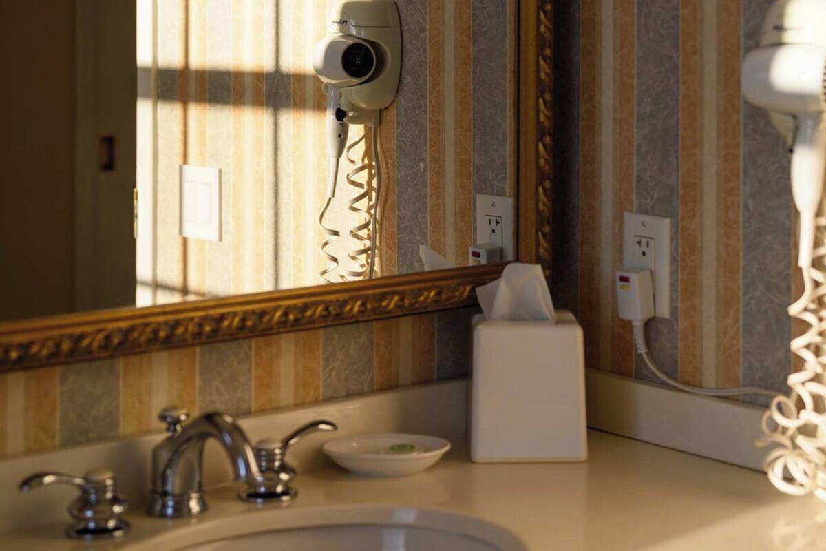 combined shower/bathtub, free toiletries, towels