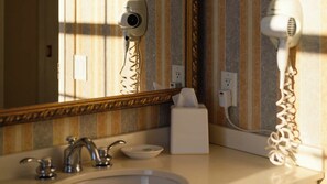 Bañera con ducha, artículos de tocador gratuitos, toallas