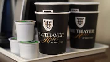 Drei Tassen mit Logos, wobei eine deutlich das Schriftbild "THE THAYER HOTEL AT WEST POINT" trägt.
