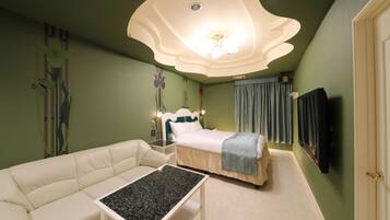 Down comforters, minibar, individually decorated, individually furnished