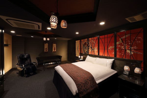 Cubrecamas, minibar, decoración personalizada y muebles diferentes