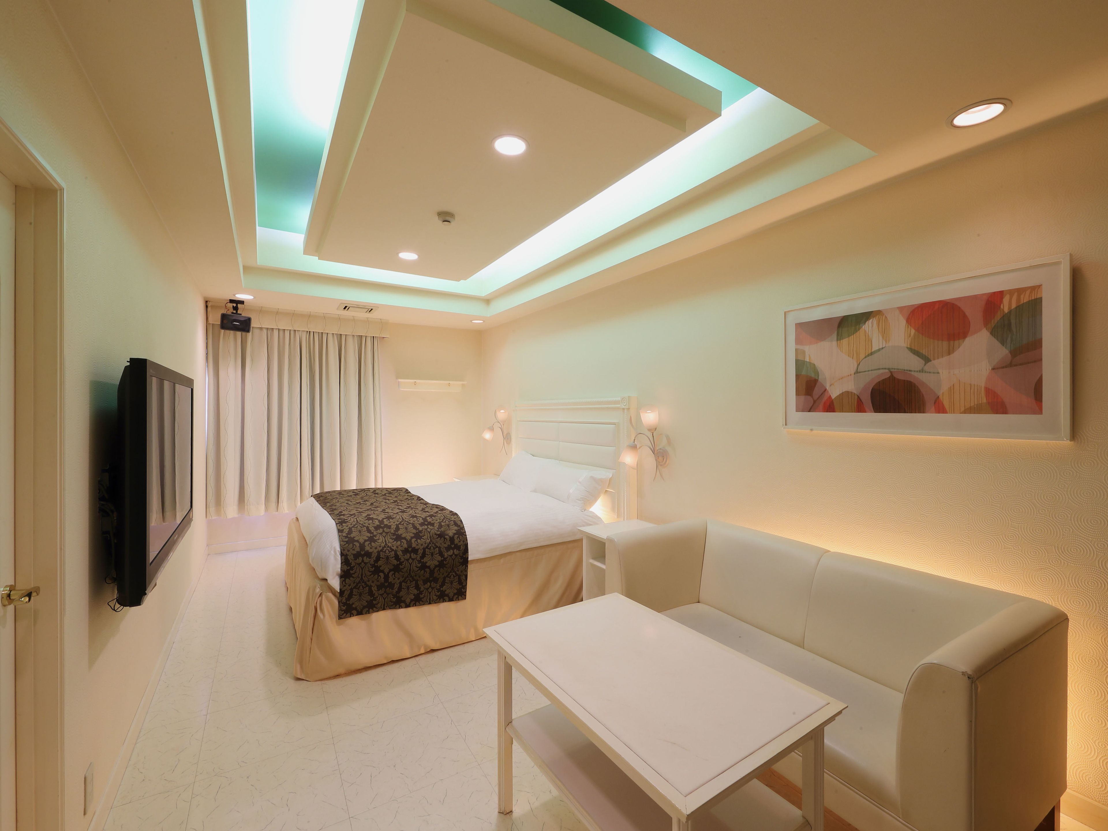 ألحفة محشوة بالريش وميني بار وبديكورات فريدة لكل غرفة