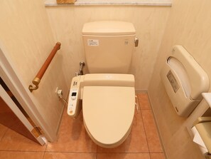 Separate bathtub and shower, free toiletries, hair dryer, bathrobes