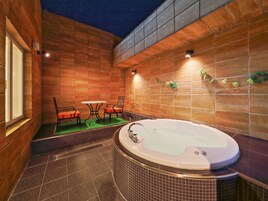 Down comforters, minibar, individually decorated, individually furnished