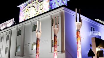 Fachada da propriedade à noite