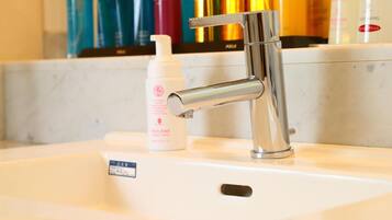 Banheira e chuveiro separados, produtos de toalete grátis