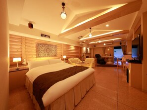 Sengetøy av topp kvalitet, minibar og individuelt dekorert