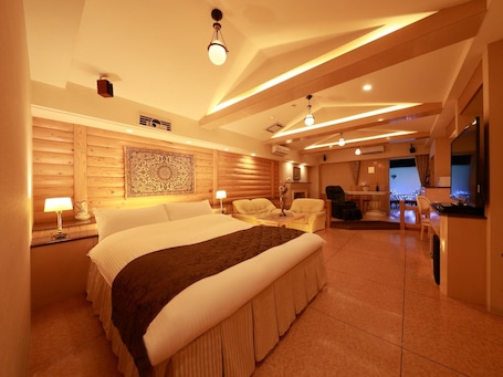 Ropa de cama de alta calidad, minibar y decoración personalizada
