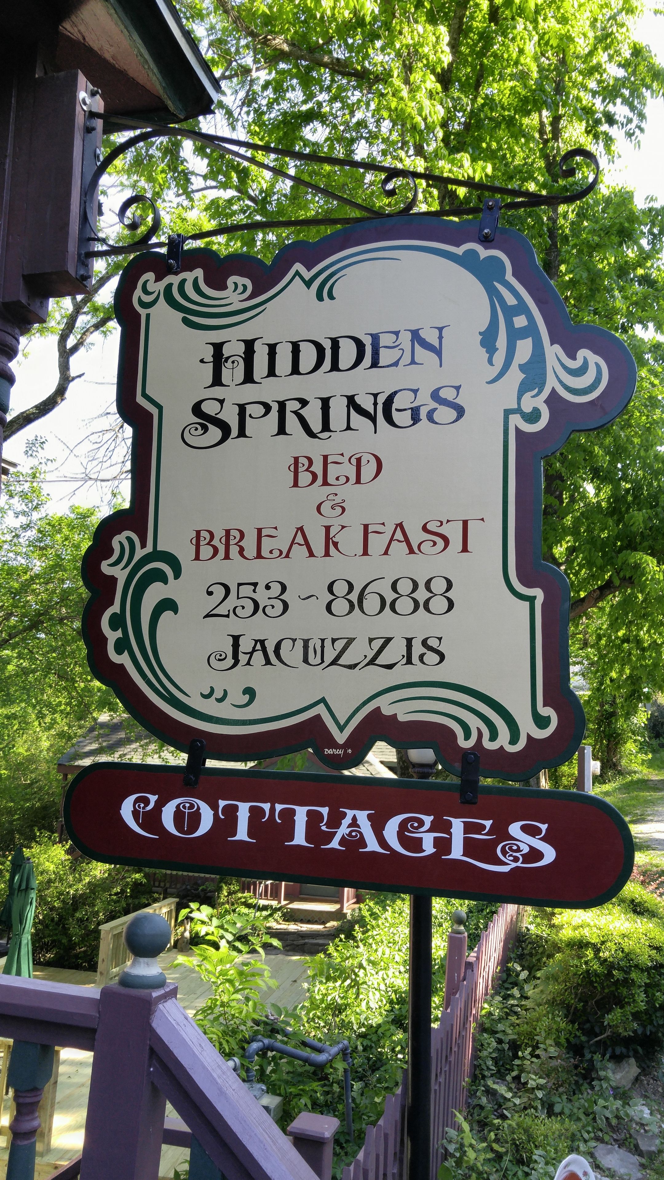 Une enseigne indiquant « Hidden Springs Bed & Breakfast », avec le numéro de téléphone 253-8688.