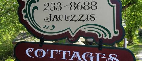 Une enseigne indiquant « Hidden Springs Bed & Breakfast », avec le numéro de téléphone 253-8688.