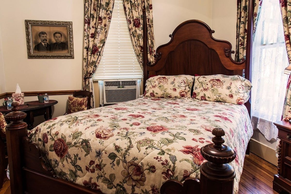 Suite superior, 1 cama Queen size, hidromasaje, vista a la montaña | Camas con pillow-top, decoración personalizada y muebles diferentes
