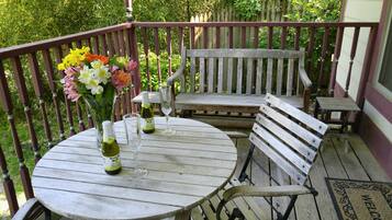 Premier cottage, 1 queensize bed, bubbelbad, uitzicht op gebergte | Pillowtop-bedden, individueel gedecoreerd, individueel gemeubileerd