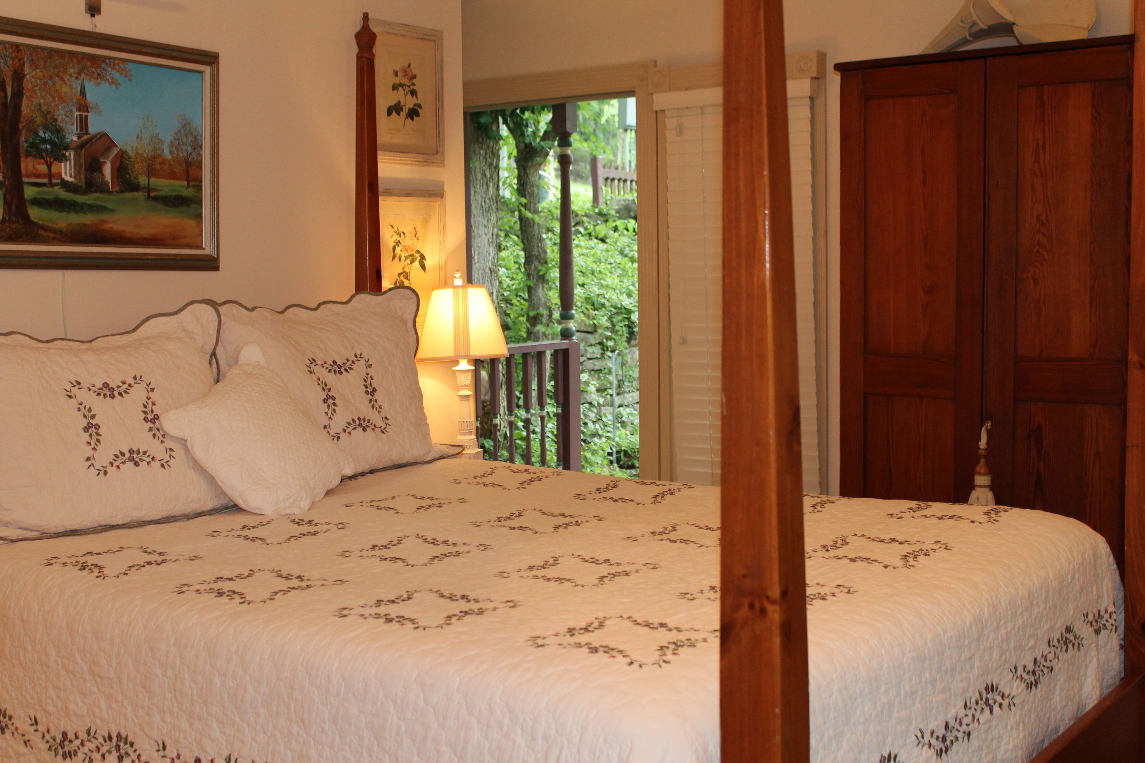 Casa de campo (Slumber Hill Cottage) | Camas com colchões pillow-top, individualmente decorados