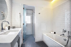 Hydromassage showerhead, designer toiletries, hair dryer, towels - One Shot Prado (Madrid)