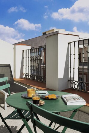 Superior kamer, terras | Luxe beddengoed, donsdekens, een minibar, een kluis op de kamer