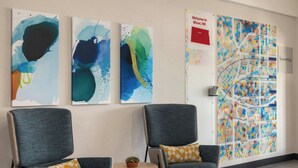 Un interior moderno con arte abstracto, un mapa y asientos.