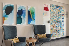 Un interior moderno con arte abstracto, un mapa y asientos.